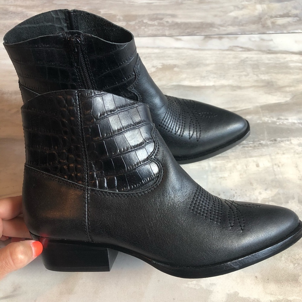 Gianni Bini Croc Embossed Black zip up bootie boots shoes size 6.5